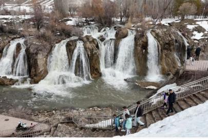 Muradiye Şelalesi her mevsim ayrı bir güzel