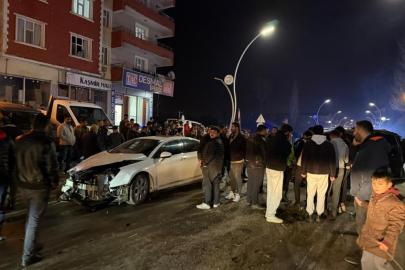 Muradiye’de otomobil ve kamyonet çarpıştı: 2 yaralı