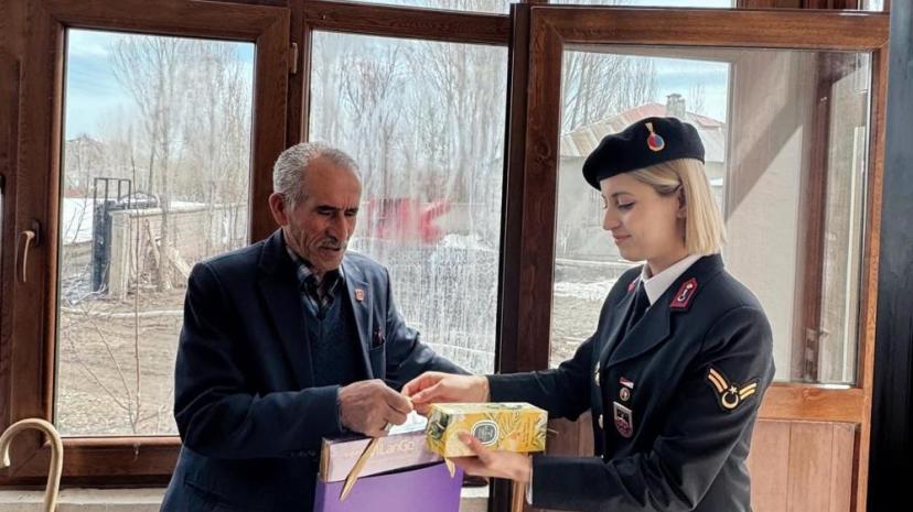 Özalp ilçesinde şehit ailelerine bayram ziyareti