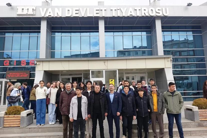 Pansiyonlu Öğrencilere Kültürel Tiyatro Etkinliği