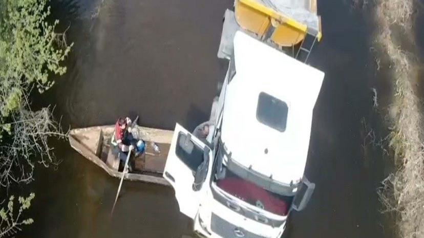 Suyla dolan yolda mahsur kalan TIR şoförü sandalla kurtarıldı