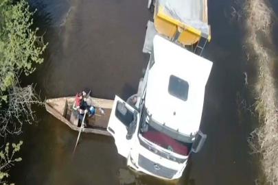 Suyla dolan yolda mahsur kalan TIR şoförü sandalla kurtarıldı