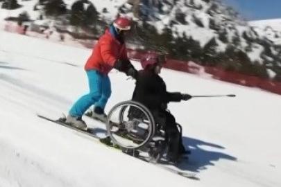 Tekerlekli sandalyeyle kayak yaparak hayalini gerçekleştirdi