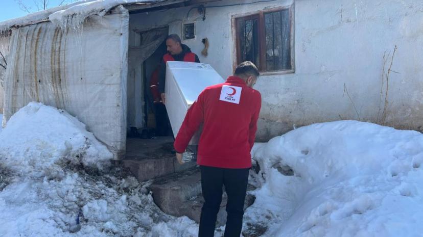 Türk Kızılayından ihtiyaç sahibi aileye buzdolabı