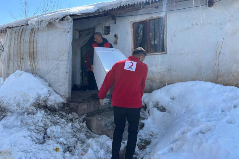 Türk Kızılayından ihtiyaç sahibi aileye buzdolabı