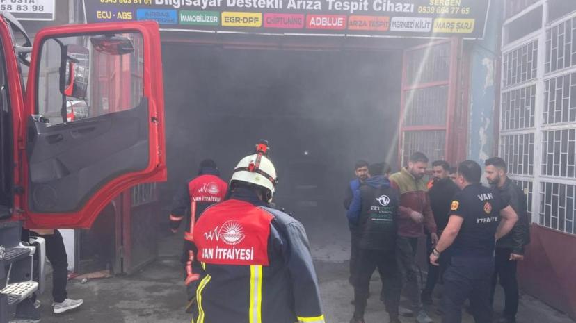 Van oto sanayisinde otomobil yangını