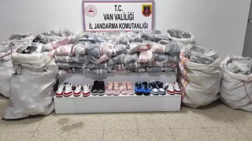 Van'da Gümrük Kaçağı Malzemeler Ele Geçirildi