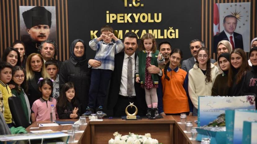 Van’da kitap okuma yarışmasında dereceye girenler ödüllendirildi