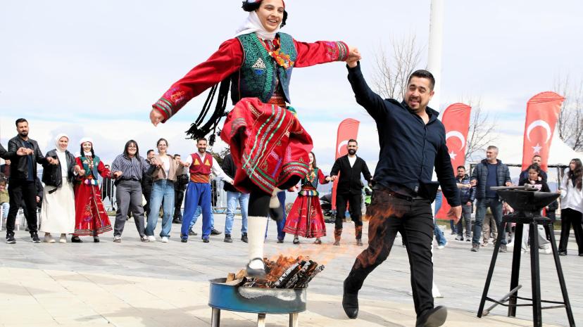 VAN’DA NEVRUZ COŞKUSU EDREMİT'TE YAŞANDI
