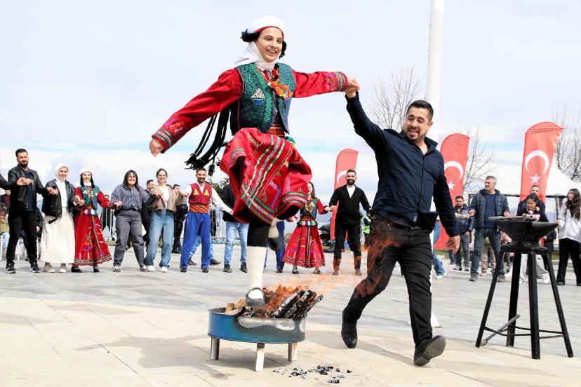 VAN’DA NEVRUZ COŞKUSU EDREMİT'TE YAŞANDI