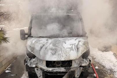 Van'da park halindeki kamyonet yandı