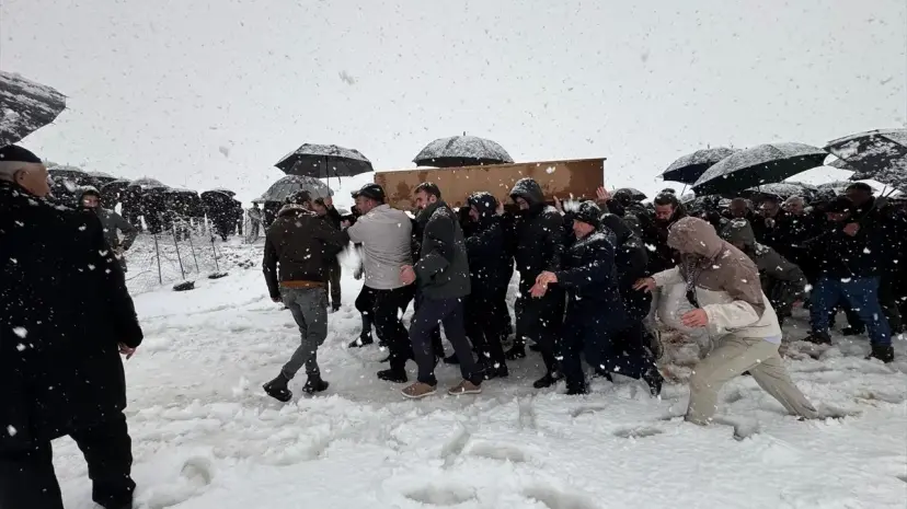 Van'da trafik kazasında hayatını kaybeden aile toprağa verildi