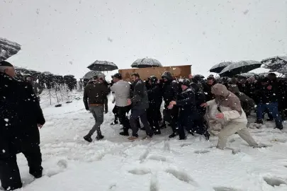Van'da trafik kazasında hayatını kaybeden aile toprağa verildi