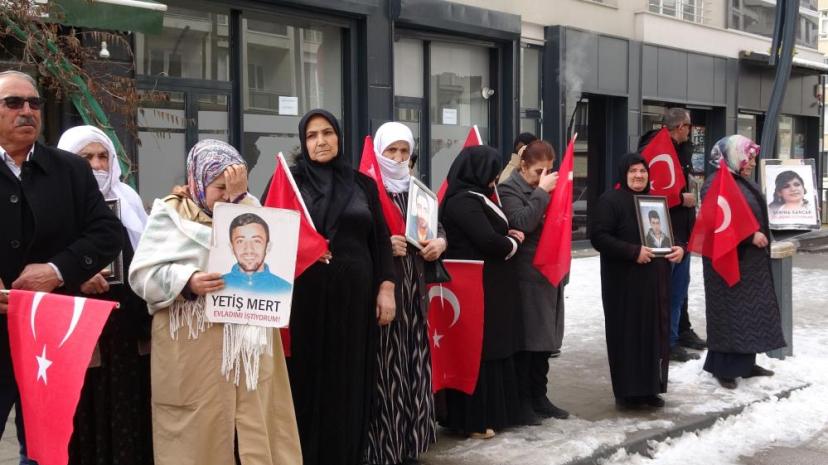 Vanlı anne: "Artık çocuklarımızı gömmeyelim, silahlarımızı gömelim"