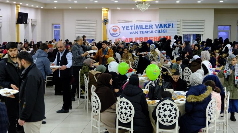 Yetimler Vakfı Van’da hayırseverler ile yetimleri aynı sofrada buluşturdu