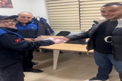 Yolda buldukları içinde 176 bin lira olan çantayı sahibine ulaştırdılar