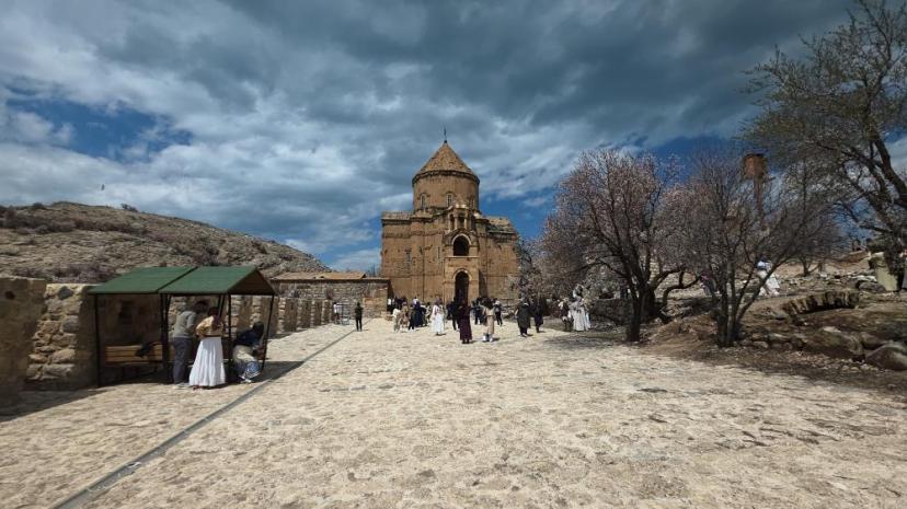 Akdamar Adası'nda 23 Nisan yoğunluğu