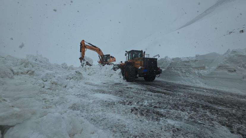 Bahçesaray yolundaki çalışma kar yağışı altında devam ediyor