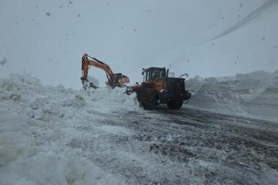 Bahçesaray yolundaki çalışma kar yağışı altında devam ediyor