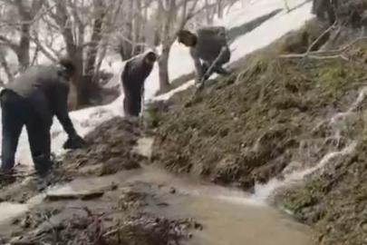 Bahçesaray’da dağlarda kar, mahallede sel