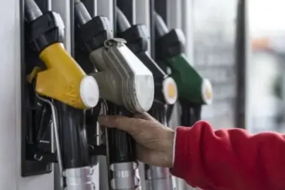 Benzin ve motorinde 10 liranın üzerinde indirim beklentisi