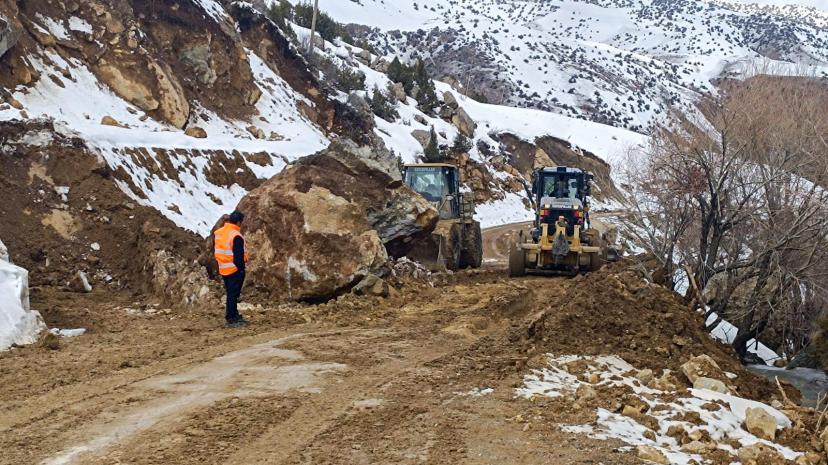 BÜYÜKŞEHİR BELEDİYESİ MAHALLE YOLUNA DÜŞEN KAYALARI TEMİZLEDİ