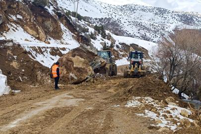 BÜYÜKŞEHİR BELEDİYESİ MAHALLE YOLUNA DÜŞEN KAYALARI TEMİZLEDİ