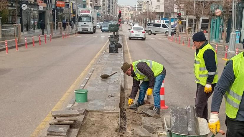 BÜYÜKŞEHİR BELEDİYESİ’NDEN KALDIRIMLARDA BAKIM-ONARIM ÇALIŞMASI