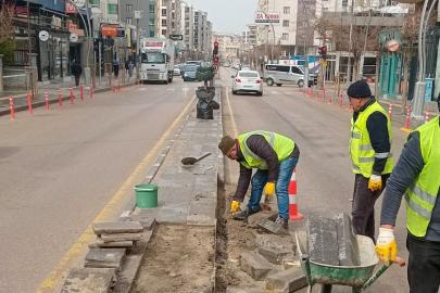 BÜYÜKŞEHİR BELEDİYESİ’NDEN KALDIRIMLARDA BAKIM-ONARIM ÇALIŞMASI
