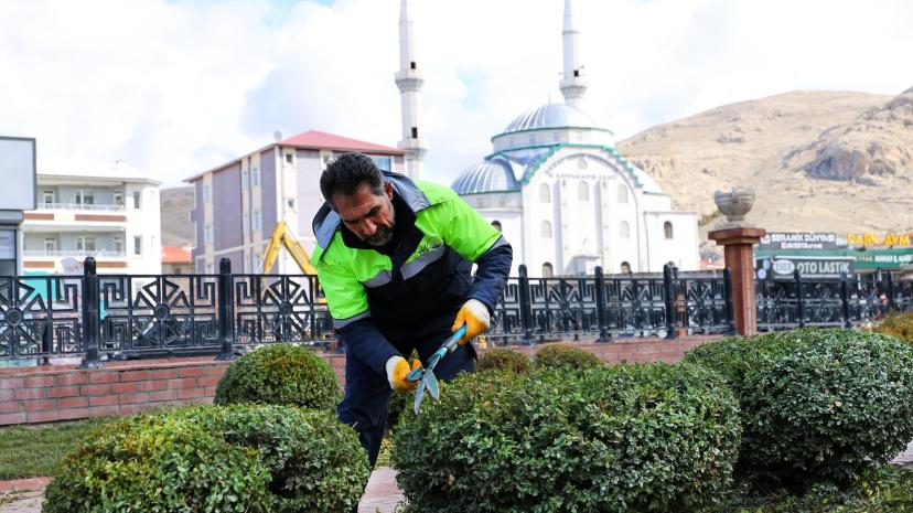 BÜYÜKŞEHİR BELEDİYESİNİN PARKLARDA BAHAR MESAİSİ BAŞLADI