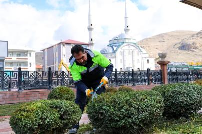 BÜYÜKŞEHİR BELEDİYESİNİN PARKLARDA BAHAR MESAİSİ BAŞLADI