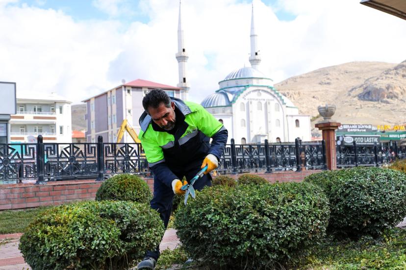 BÜYÜKŞEHİR BELEDİYESİNİN PARKLARDA BAHAR MESAİSİ BAŞLADI