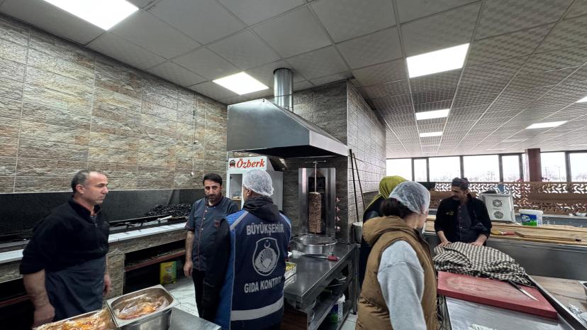 BÜYÜKŞEHİR ZABITASI, OTO SANAYİ SİTESİ’NDEKİ LOKANTALARI DENETLEDİ