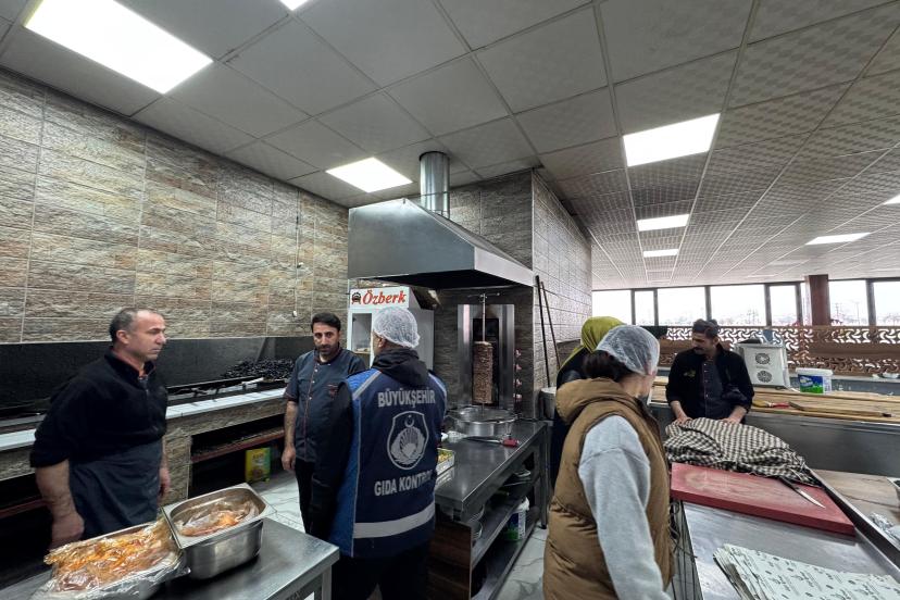 BÜYÜKŞEHİR ZABITASI, OTO SANAYİ SİTESİ’NDEKİ LOKANTALARI DENETLEDİ