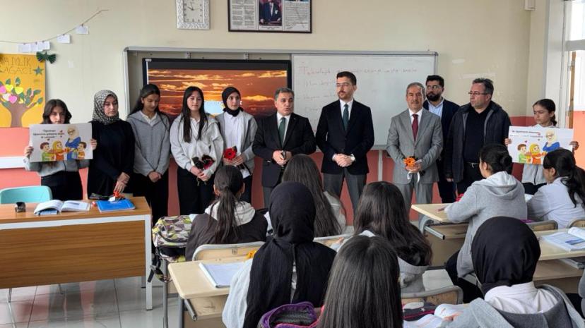 Çaldıran Müftülüğünden öğretmenlere "Geçmiş Olsun" çiçeği