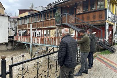 Çatak'ta aşırı yağış nedeniyle köprü ve üstündeki kafe tedbiren kapatıldı