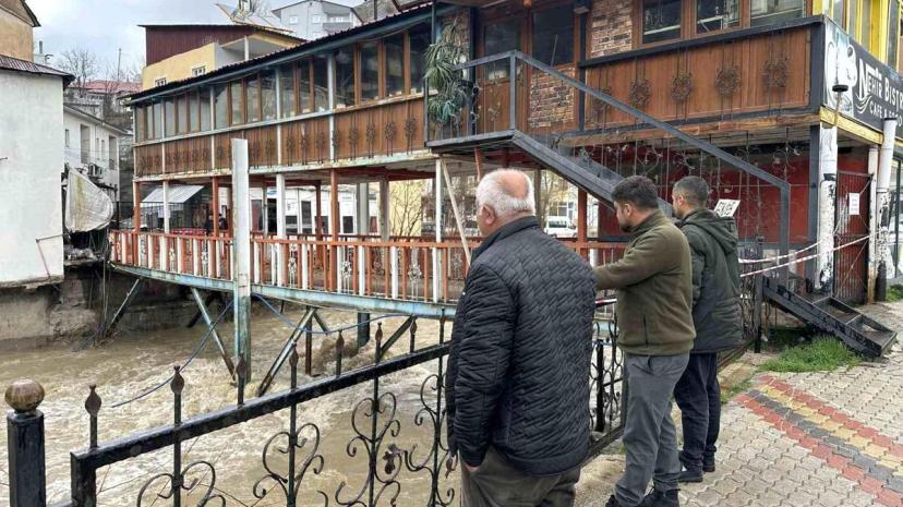 Çatak'ta aşırı yağış nedeniyle köprü ve üstündeki kafe tedbiren kapatıldı