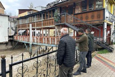 Çatak'ta aşırı yağış nedeniyle köprü ve üstündeki kafe tedbiren kapatıldı
