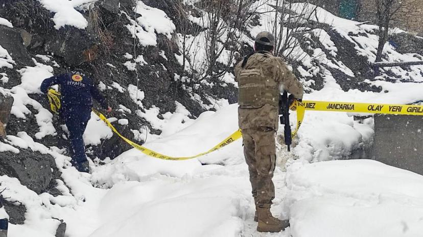 Çatak'ta toprak kayması: 2 katlı ev hasar gördü