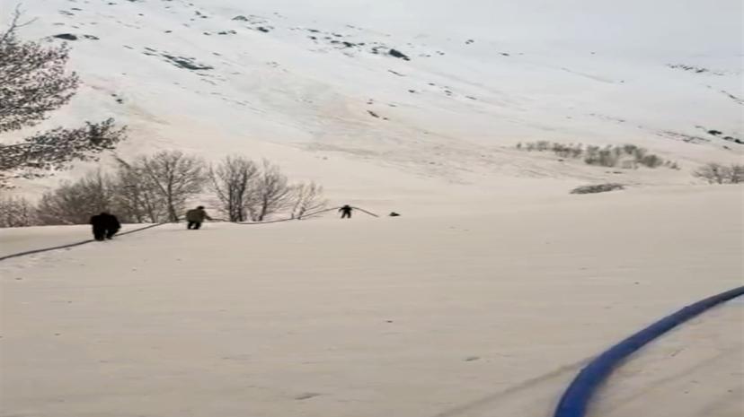 Çığ altında kalan su şebekesi devre dışı kaldı; 400 metre boru döşenerek yeniden suya ulaşıldı