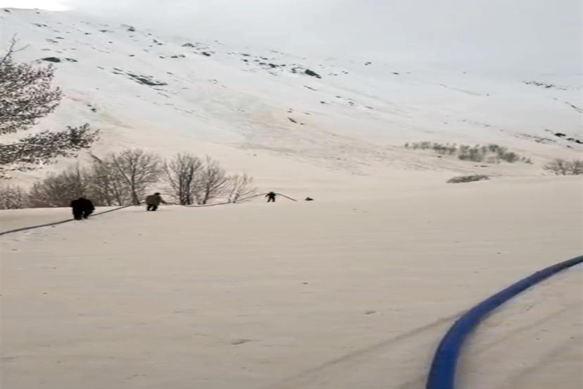 Çığ altında kalan su şebekesi devre dışı kaldı; 400 metre boru döşenerek yeniden suya ulaşıldı