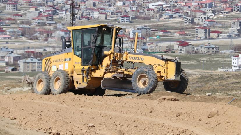 Edremit’te yol yapım çalışmaları aralıksız sürüyor