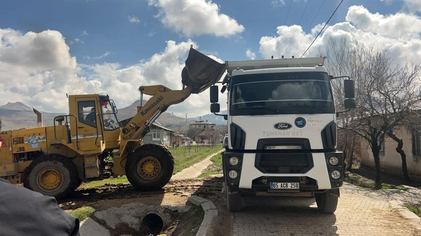 Erçek’te 870 Kamyon Hayvan Gübresi Toplandı