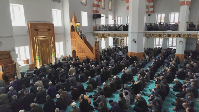 Erciş'te öğretmen ve öğrenciler için gıyabi cenaze namazı kılındı