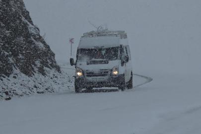 Hizan-Bahçesaray yolunda kar etkili oluyor