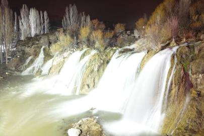 Muradiye Şelalesi mevsimlerin ötesinde bir güzellik