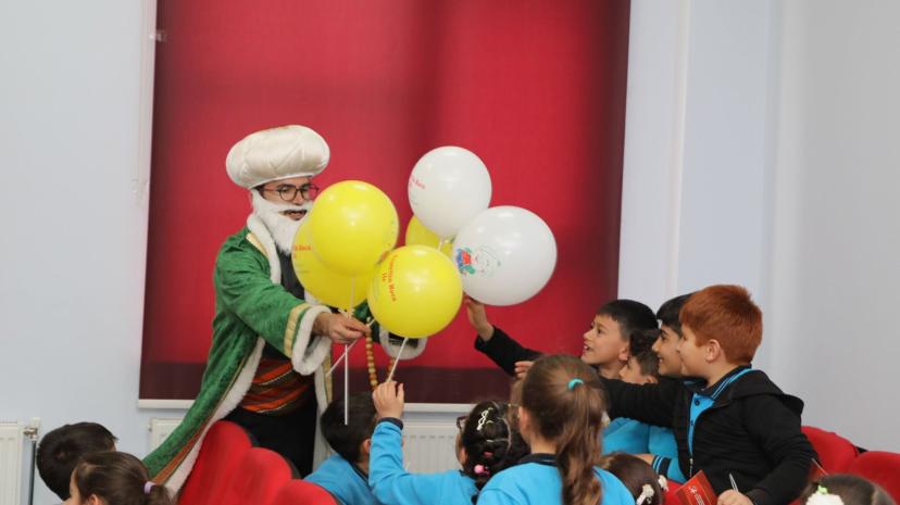 NASREDDİN HOCA İLÇELERDE MİNİKLERLE BULUŞUYOR