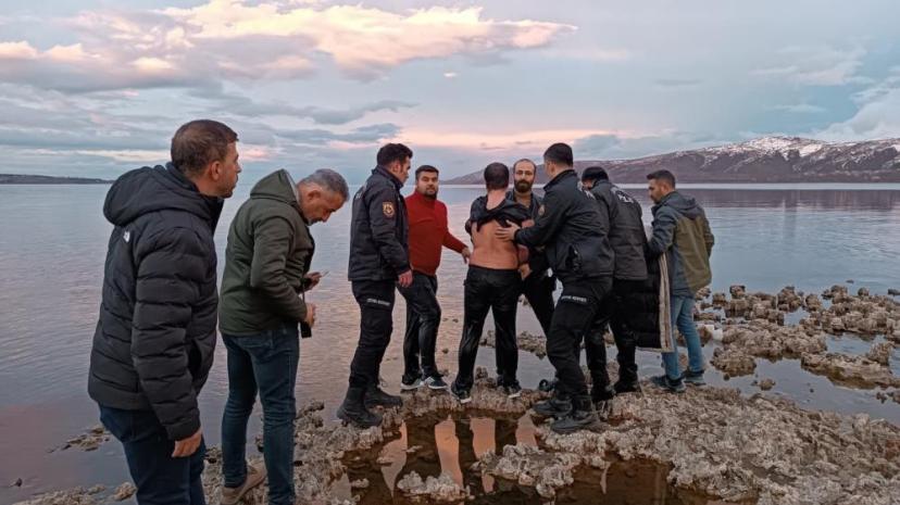 Polisler soğuk havaya aldırış etmeden Van Gölü’ne girip vatandaşı kurtardı