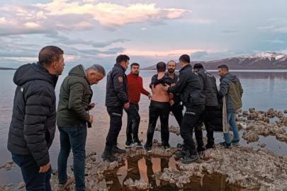 Polisler soğuk havaya aldırış etmeden Van Gölü’ne girip vatandaşı kurtardı