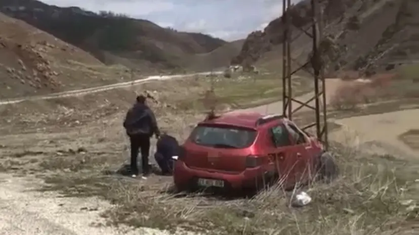 Van-Yüksekova karayolunda otomobil elektrik direğine çarptı: 1 ölü, 1 ağır yaralı!